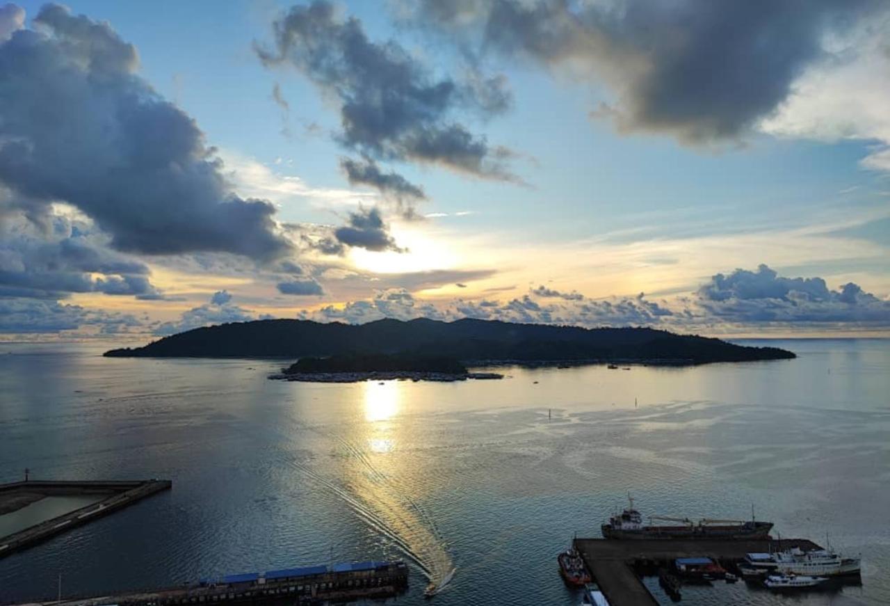 Отель Jesselton Quay Sea View Кота-Кинабалу Экстерьер фото