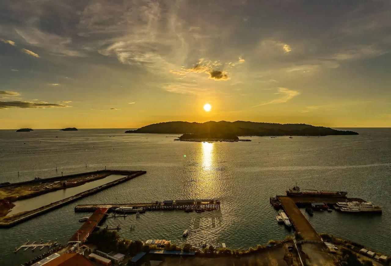 Отель Jesselton Quay Sea View Кота-Кинабалу Экстерьер фото