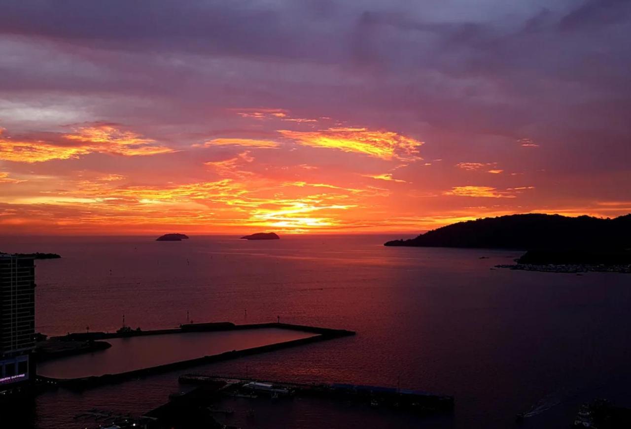 Отель Jesselton Quay Sea View Кота-Кинабалу Экстерьер фото