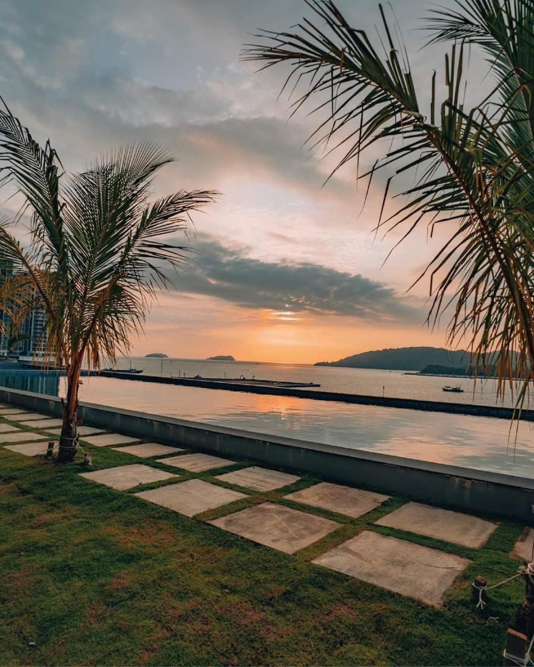 Отель Jesselton Quay Sea View Кота-Кинабалу Экстерьер фото